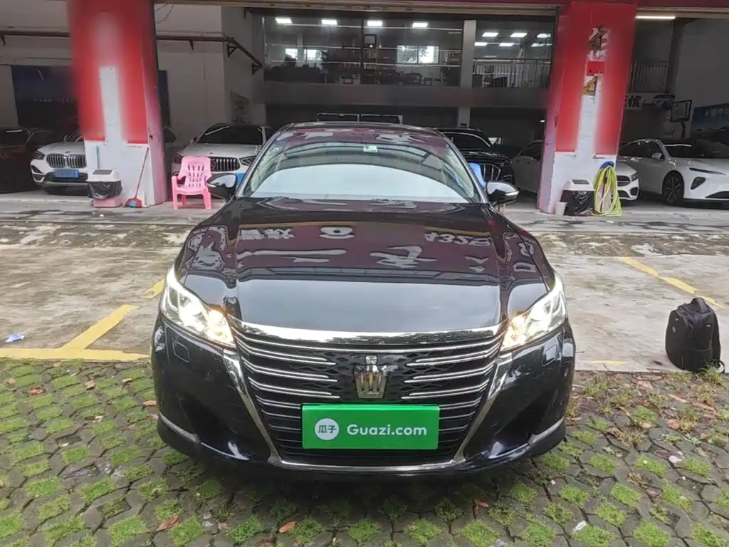 Toyota Crown — миниатюра 3