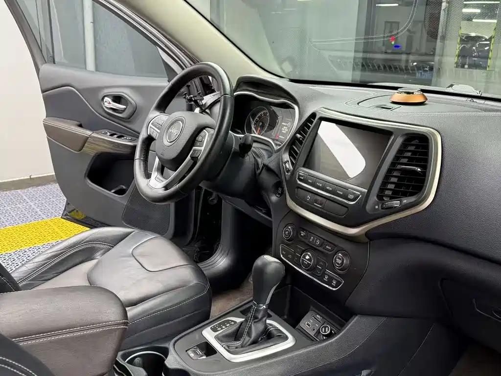 Jeep Cherokee — миниатюра 3