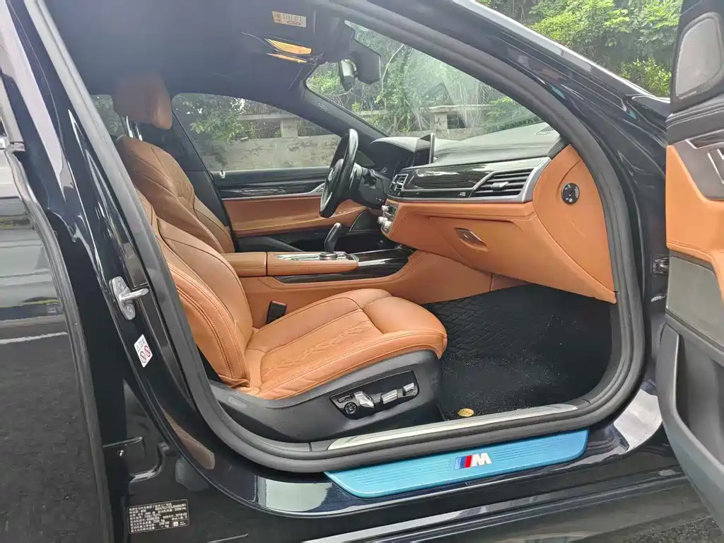 BMW 7 Series — миниатюра 12