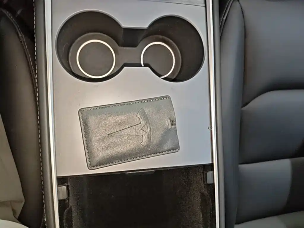 Tesla Model Y — миниатюра 9
