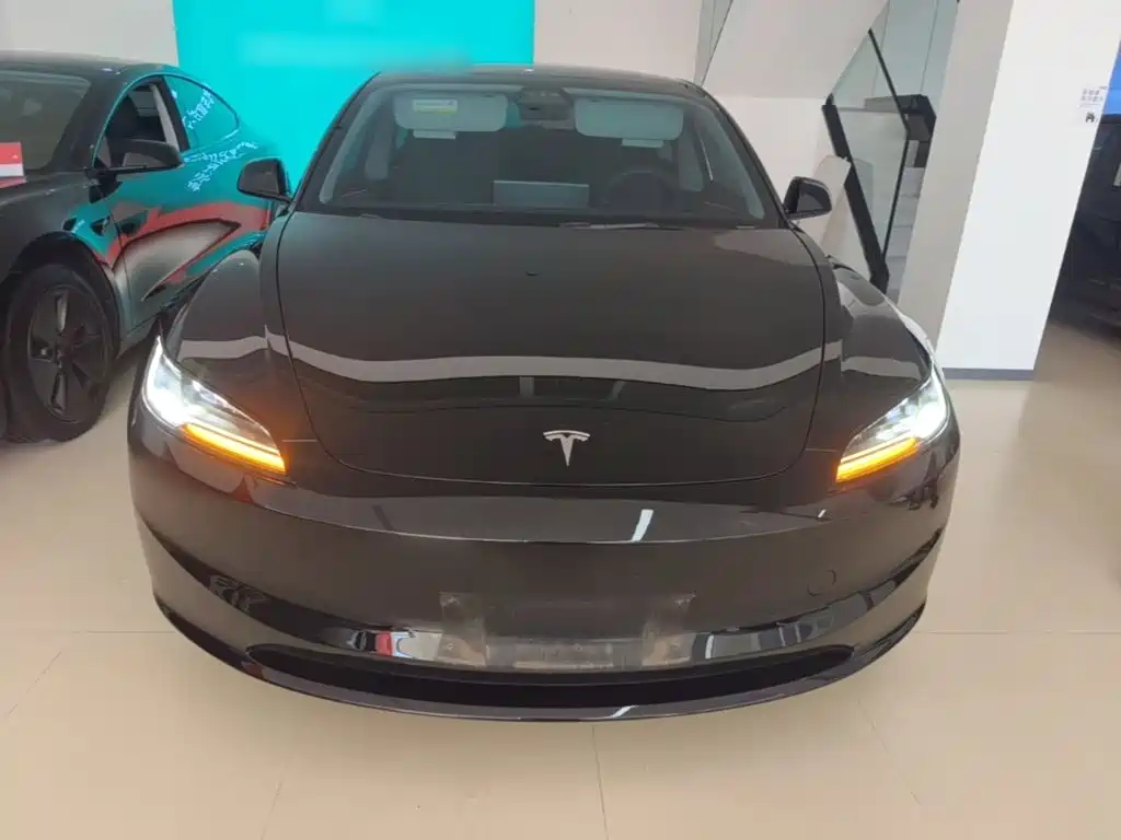 Tesla Model 3 — миниатюра 3