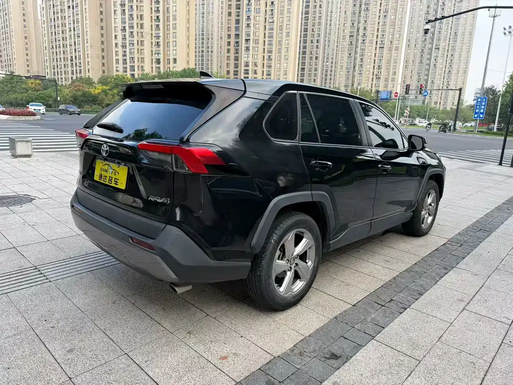 Toyota RAV4 — миниатюра 7