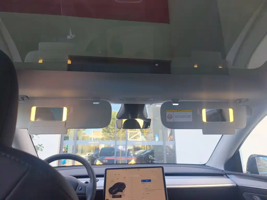 Tesla Model Y — миниатюра 18
