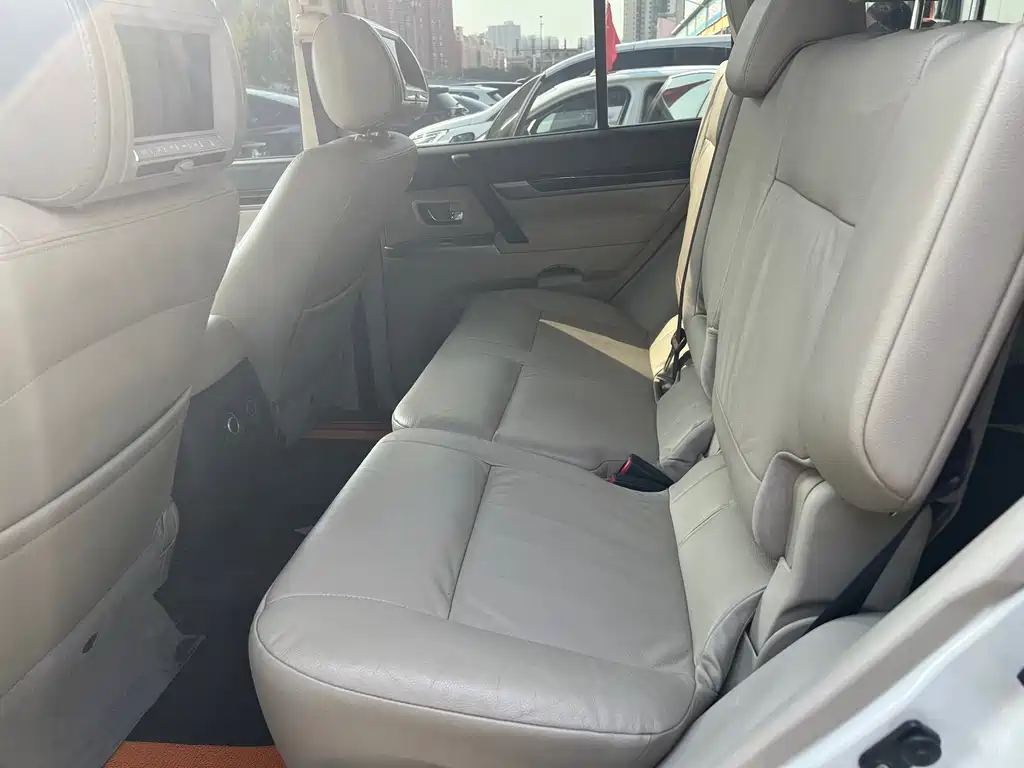 Mitsubishi Pajero (Import) — миниатюра 8