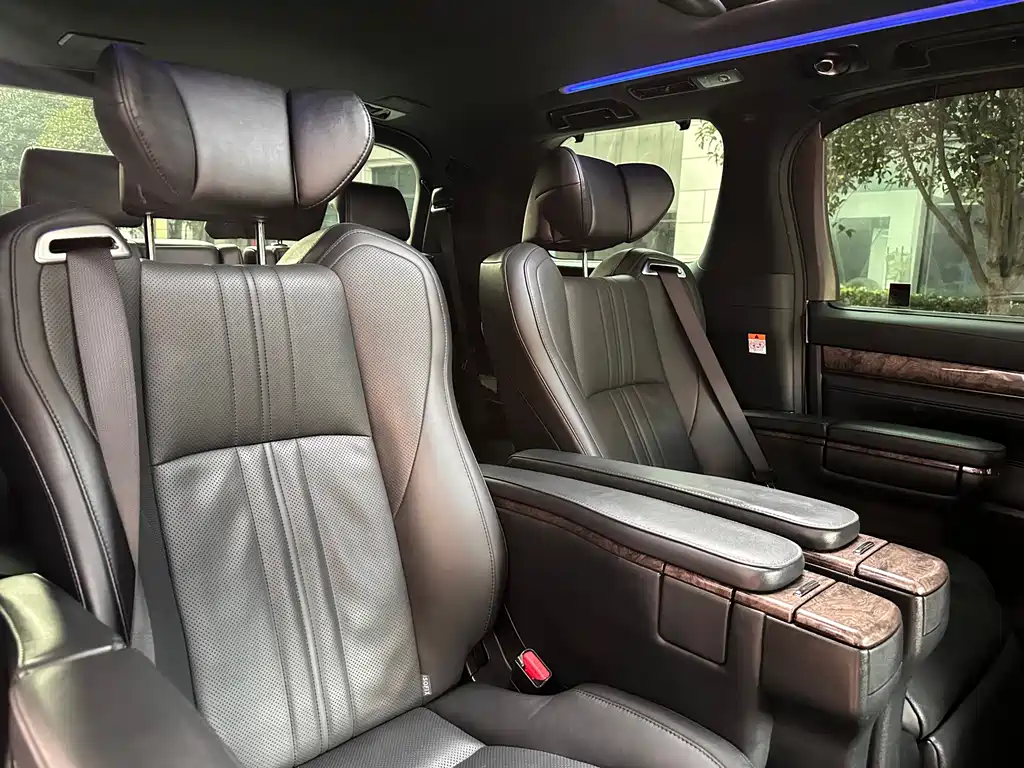 Toyota Alphard — миниатюра 12