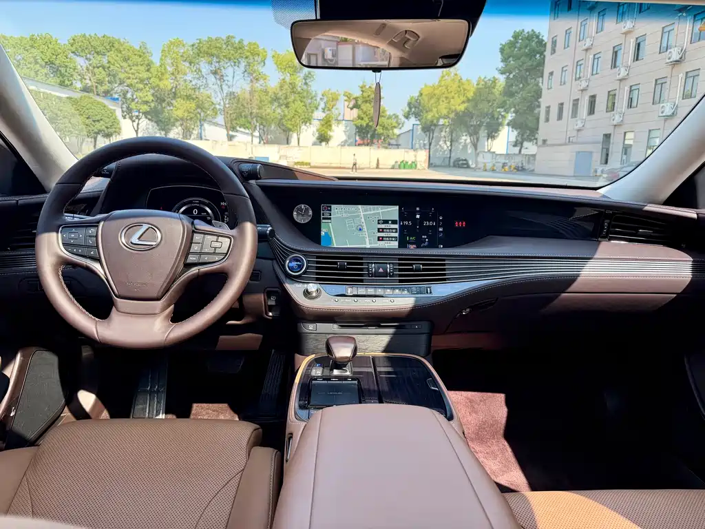 Lexus LS — миниатюра 5