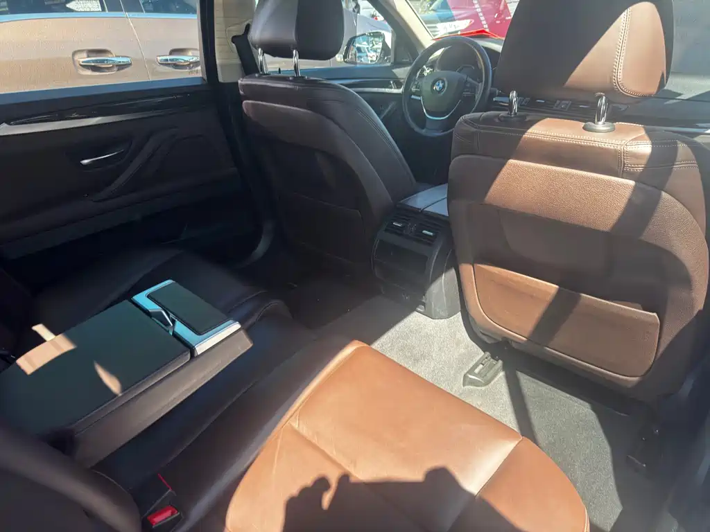 BMW 5 Series — миниатюра 13