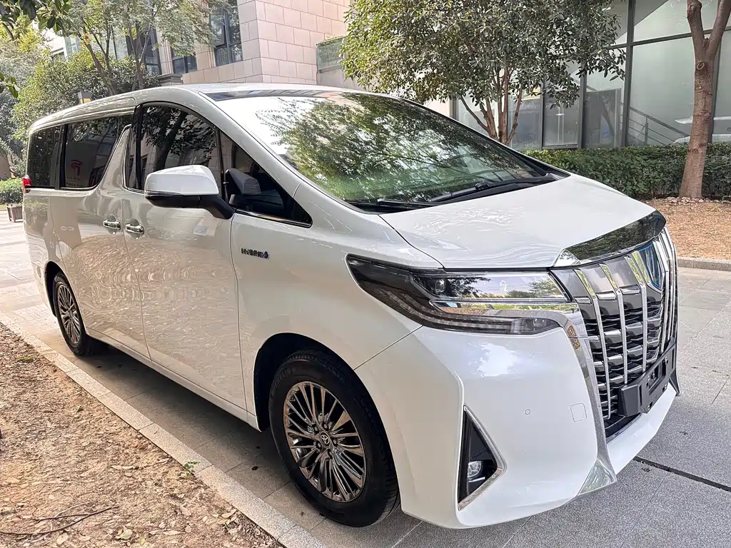 Toyota Alphard — миниатюра 3