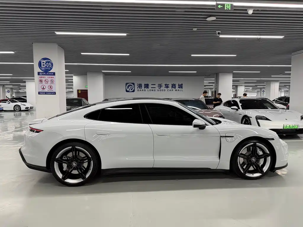 Porsche Taycan — миниатюра 4