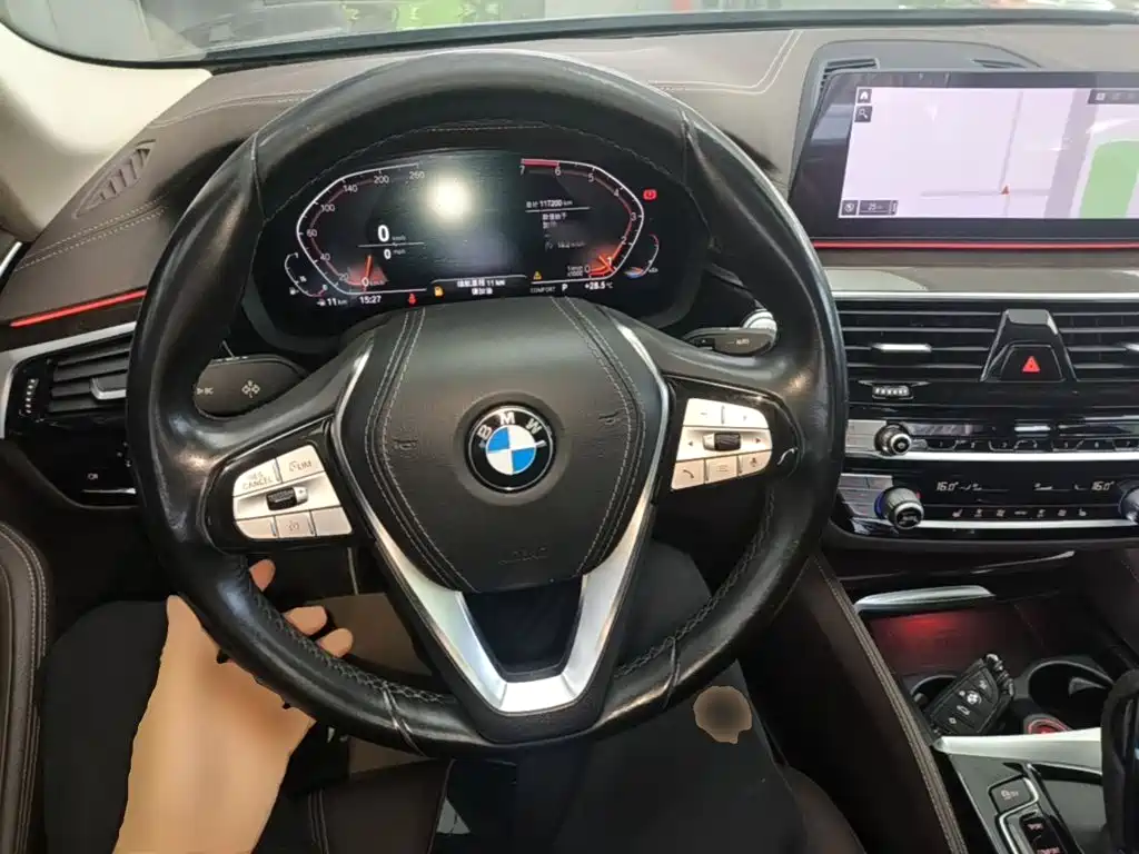 BMW 5 Series — миниатюра 11