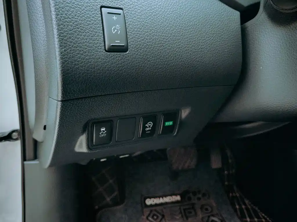 Nissan Tiida — миниатюра 9