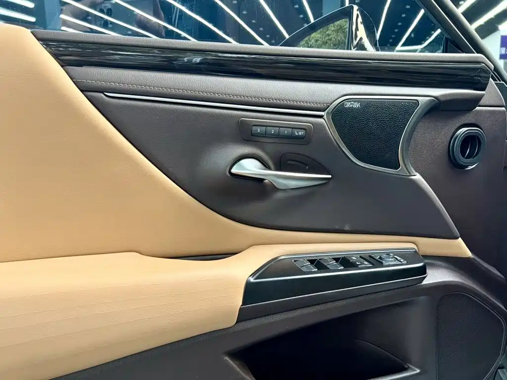Lexus ES — миниатюра 12