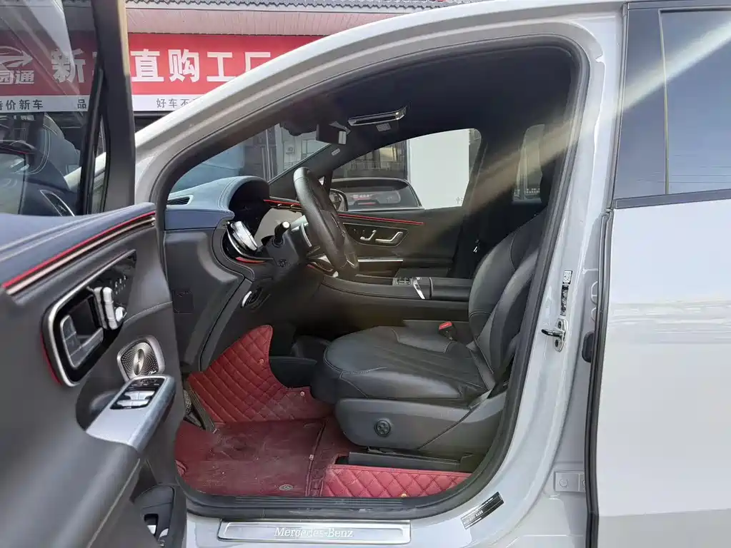 Mercedes-Benz EQE SUV — миниатюра 8