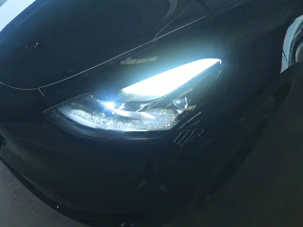 Tesla Model Y — миниатюра 24
