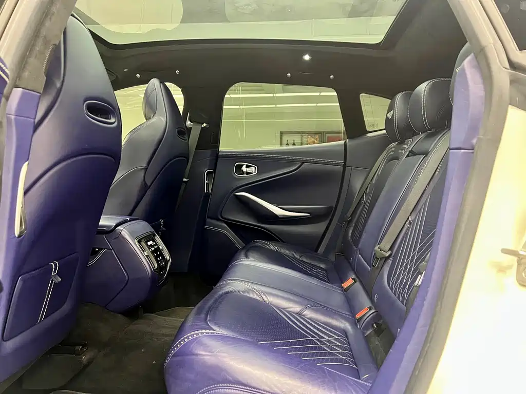 Aston Martin DBX 2021 4.0T V8