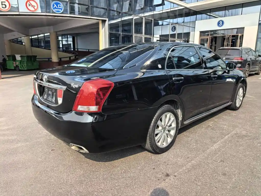 Toyota Crown — миниатюра 5