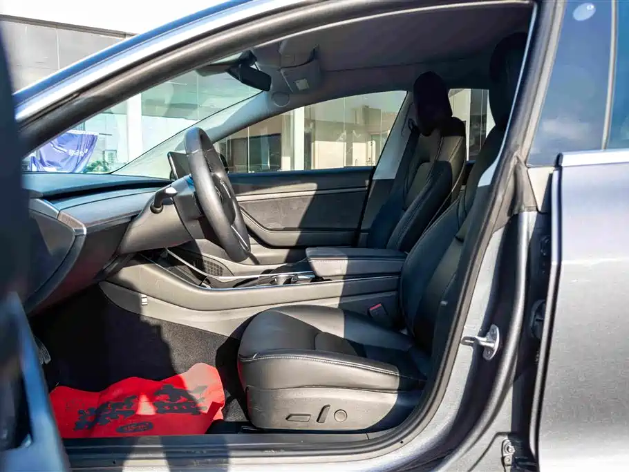 Tesla Model 3 — миниатюра 12