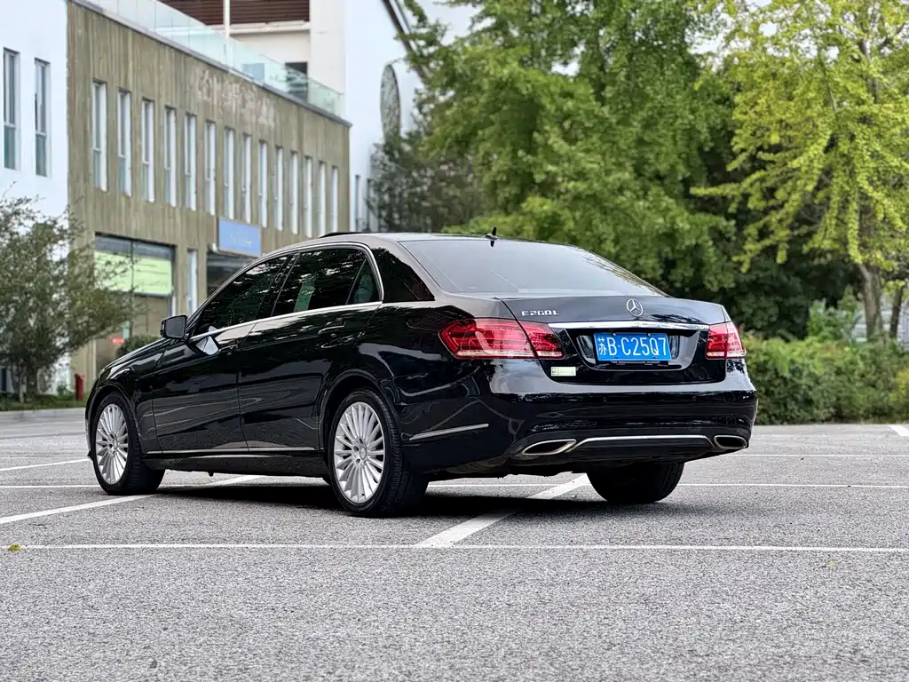 Mercedes-Benz E-Class — миниатюра 5