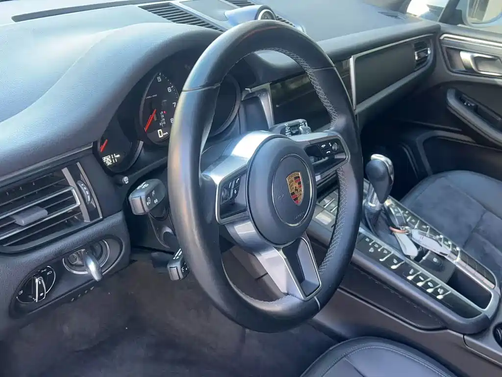 PORSCHE MACAN