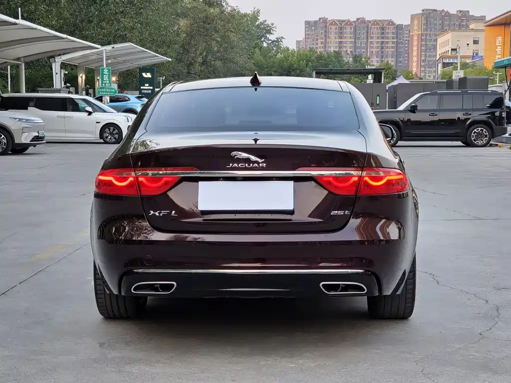 Jaguar XFL — миниатюра 3
