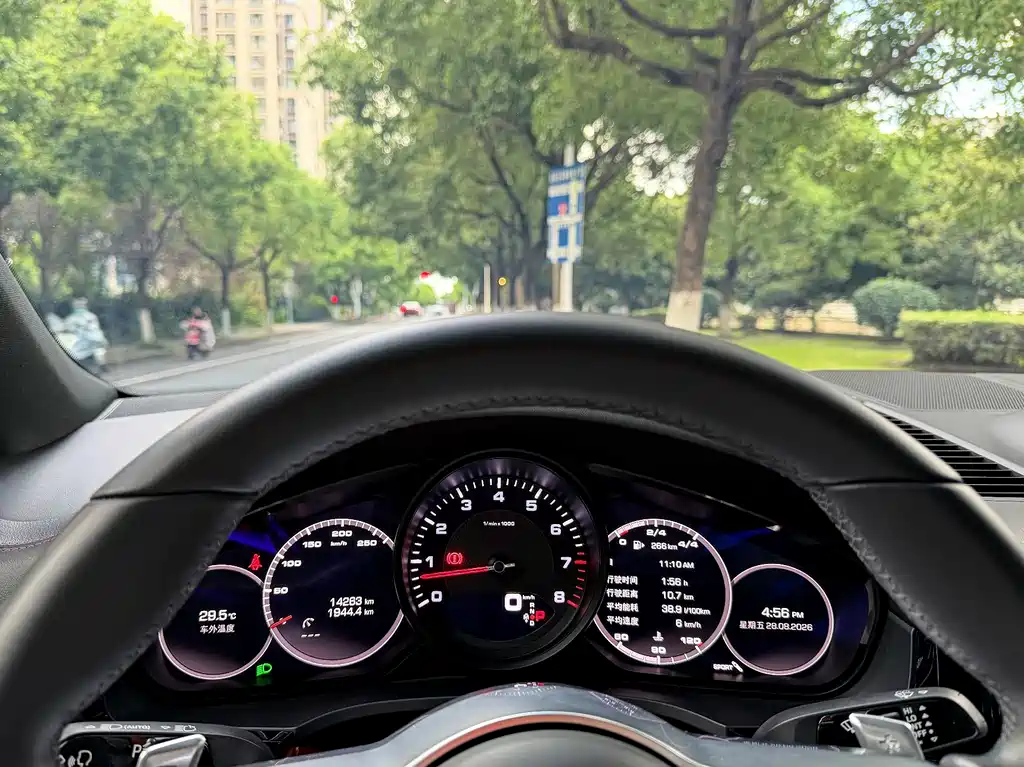 Porsche Cayenne — миниатюра 10