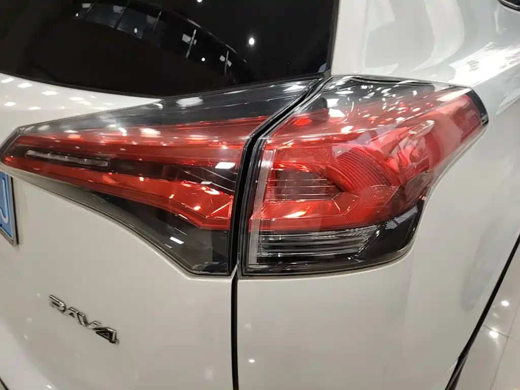 Toyota RAV4 — миниатюра 8