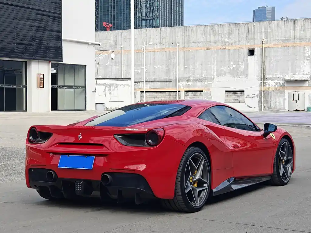 FERRARI 488