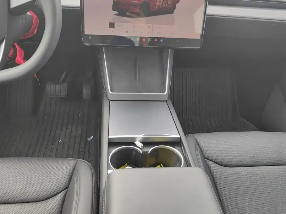 Tesla Model Y — миниатюра 16