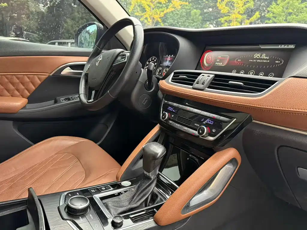Borgward BX7 — миниатюра 11