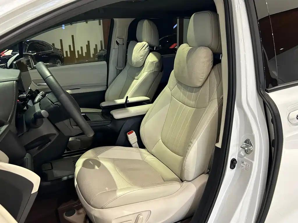 Toyota Granvia — миниатюра 10