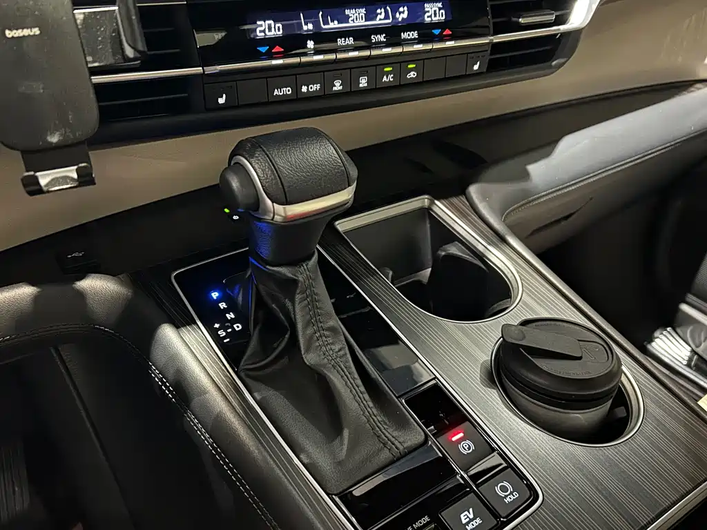 Toyota Granvia — миниатюра 14
