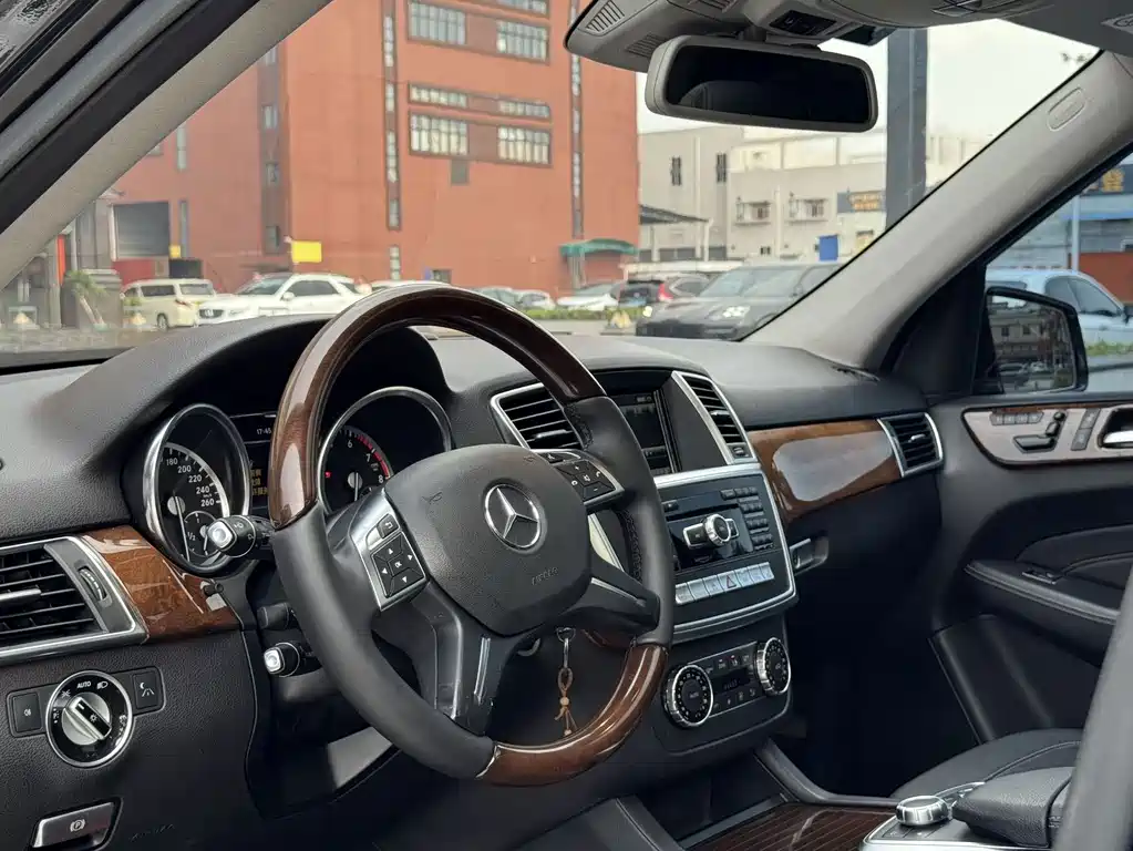 Mercedes-Benz M-Class — миниатюра 10