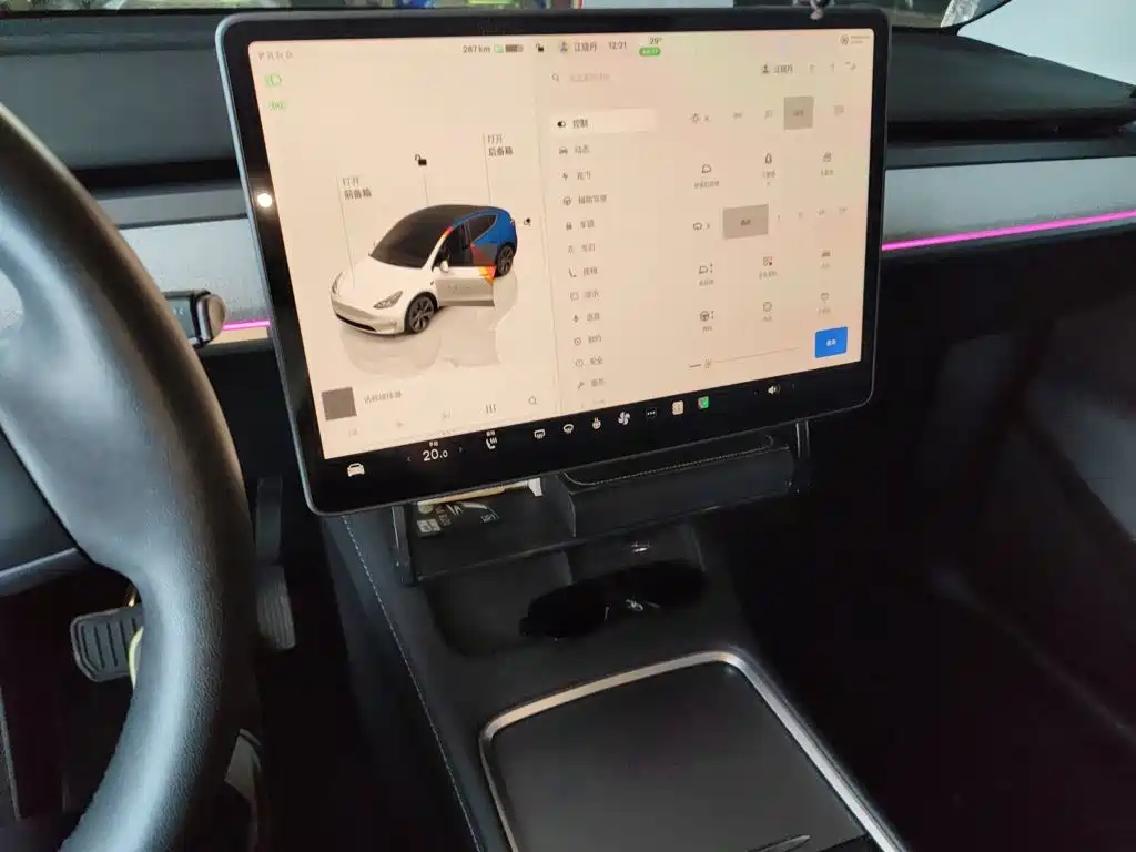 Tesla Model Y — миниатюра 10