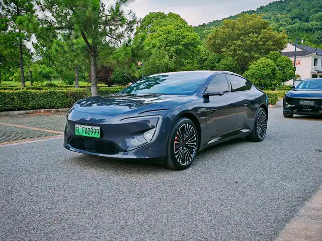 2024 Avatr 12