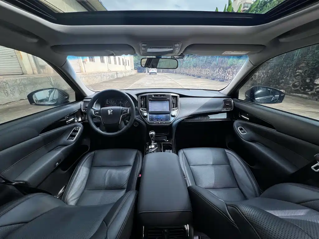 Toyota Crown — миниатюра 7