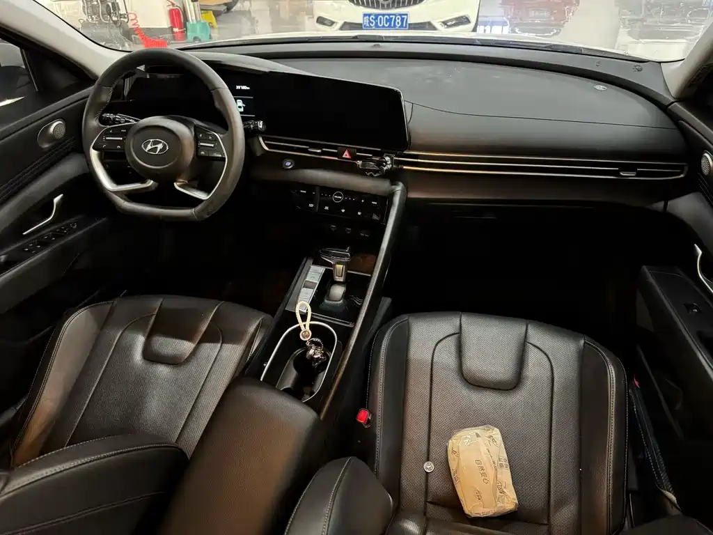 Hyundai Elantra — миниатюра 6