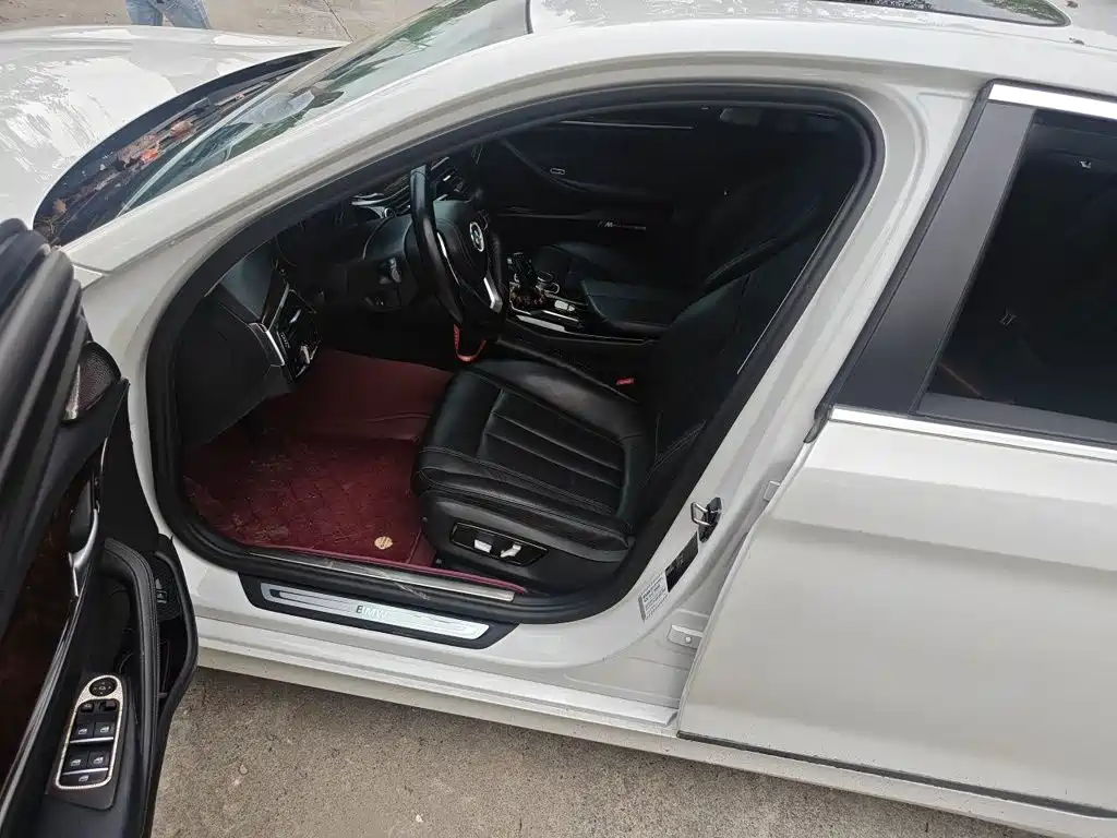 BMW 5 Series — миниатюра 13
