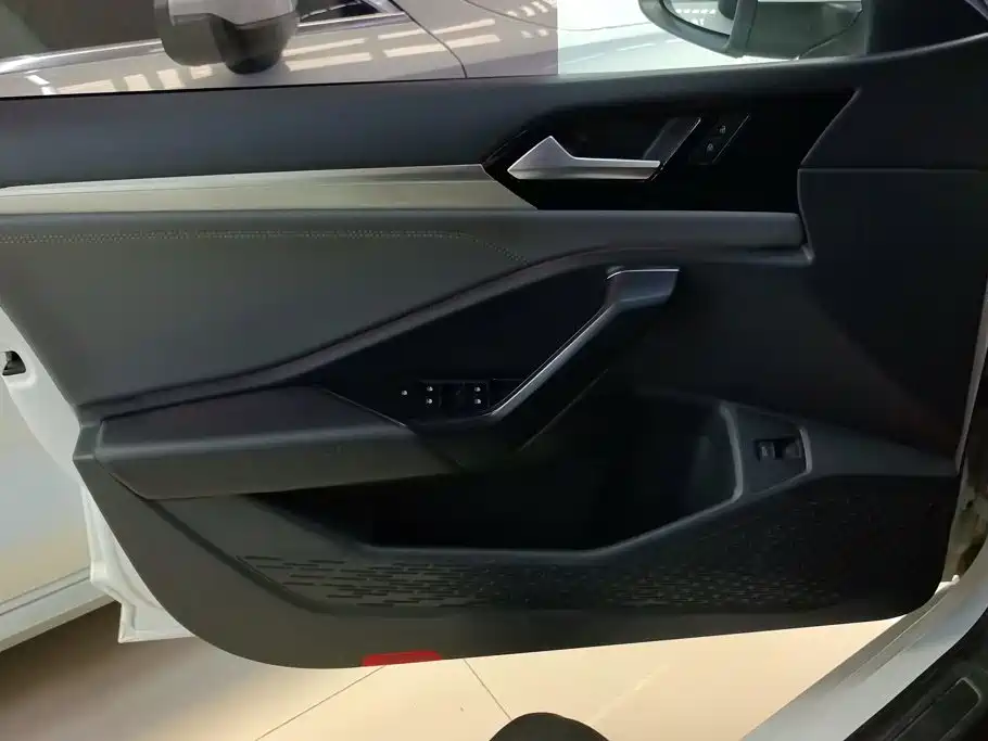 Volkswagen Sagitar — миниатюра 7