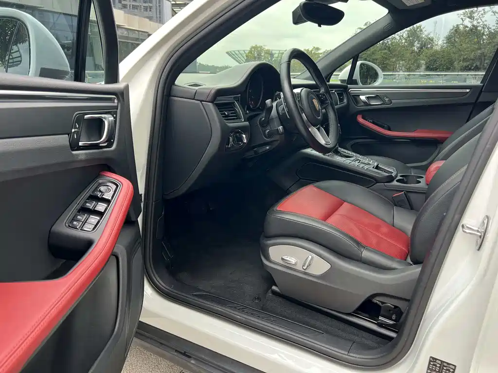 PORSCHE MACAN