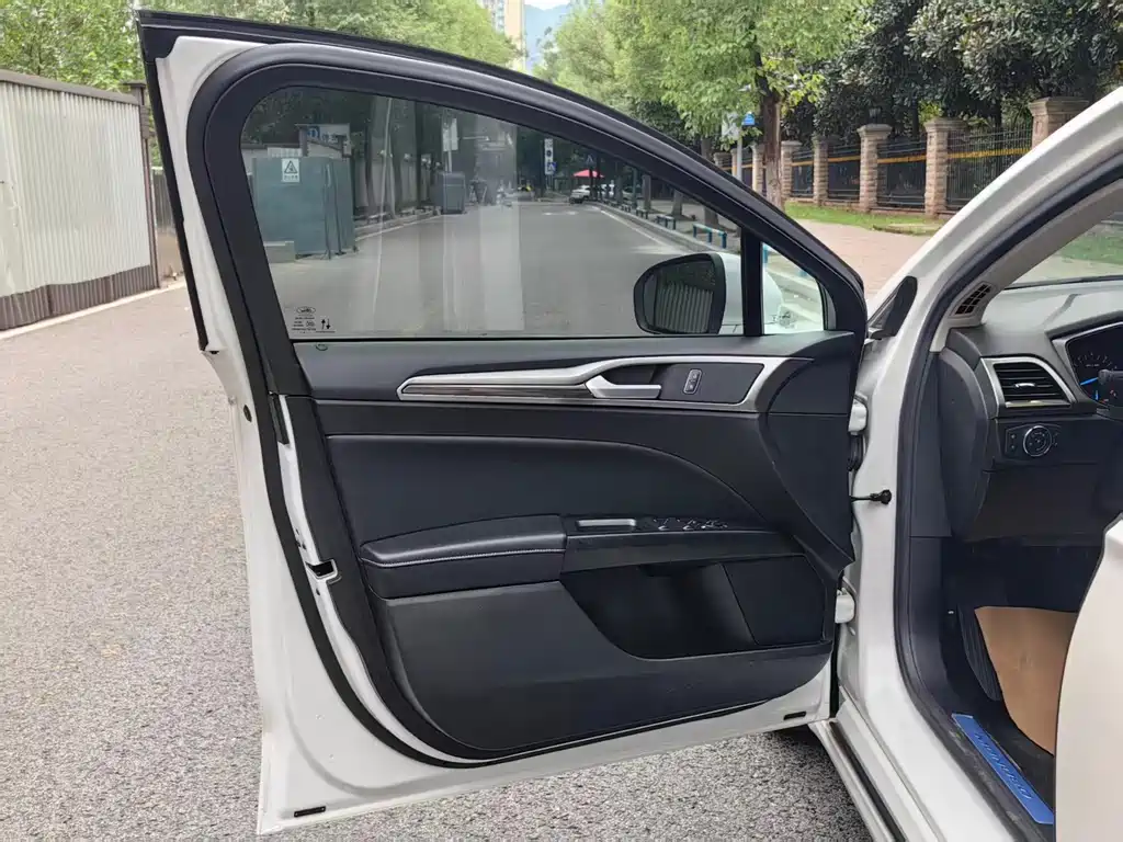 Ford Mondeo — миниатюра 12