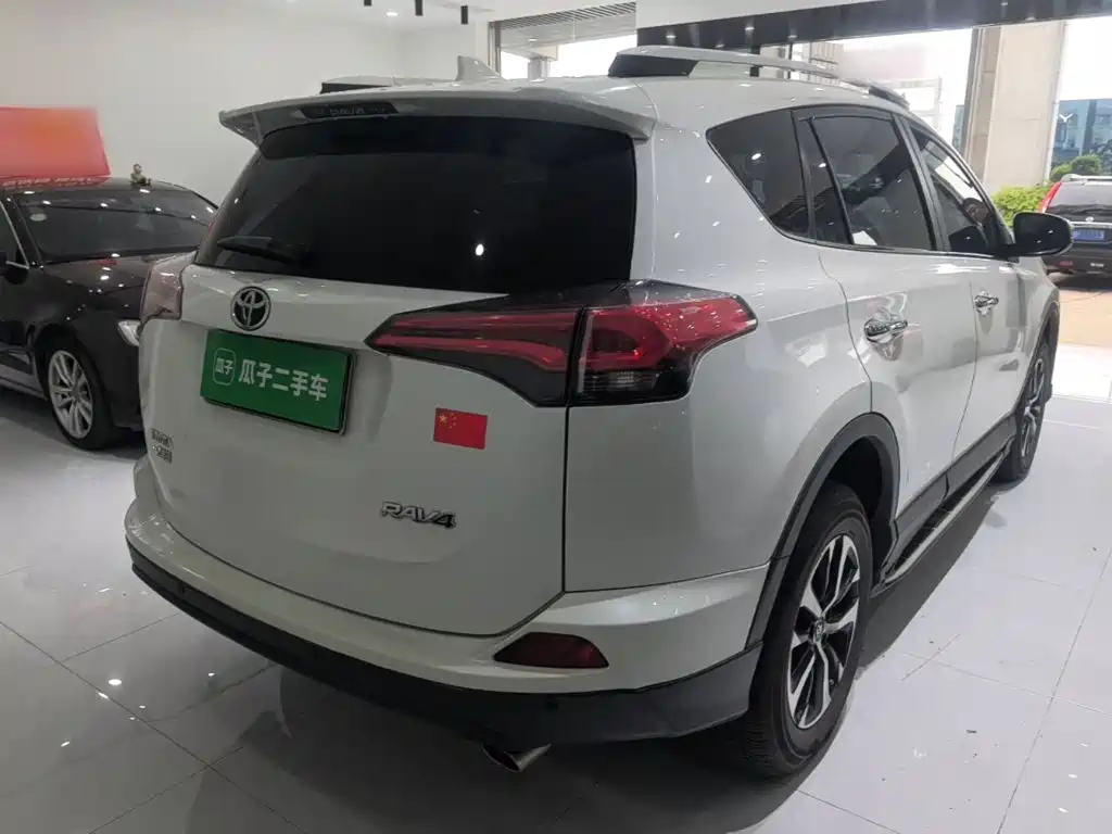 Toyota RAV4 — миниатюра 7