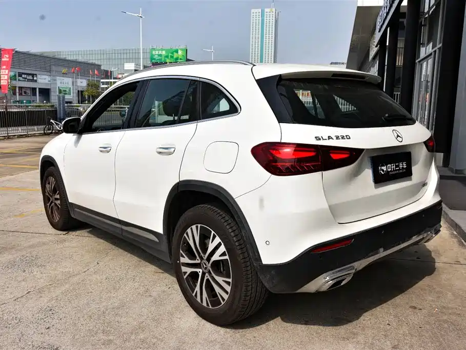 MERCEDES-BENZ GLA