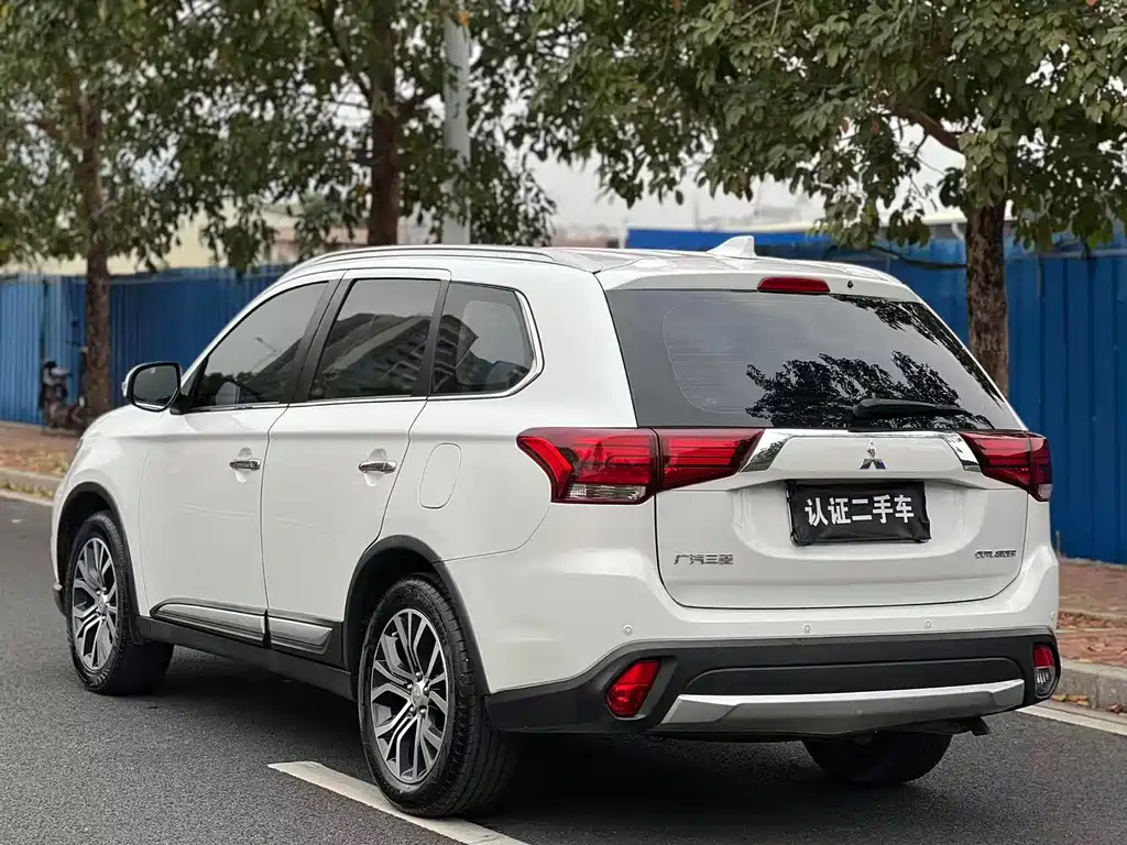 MITSUBISHI OUTLANDER