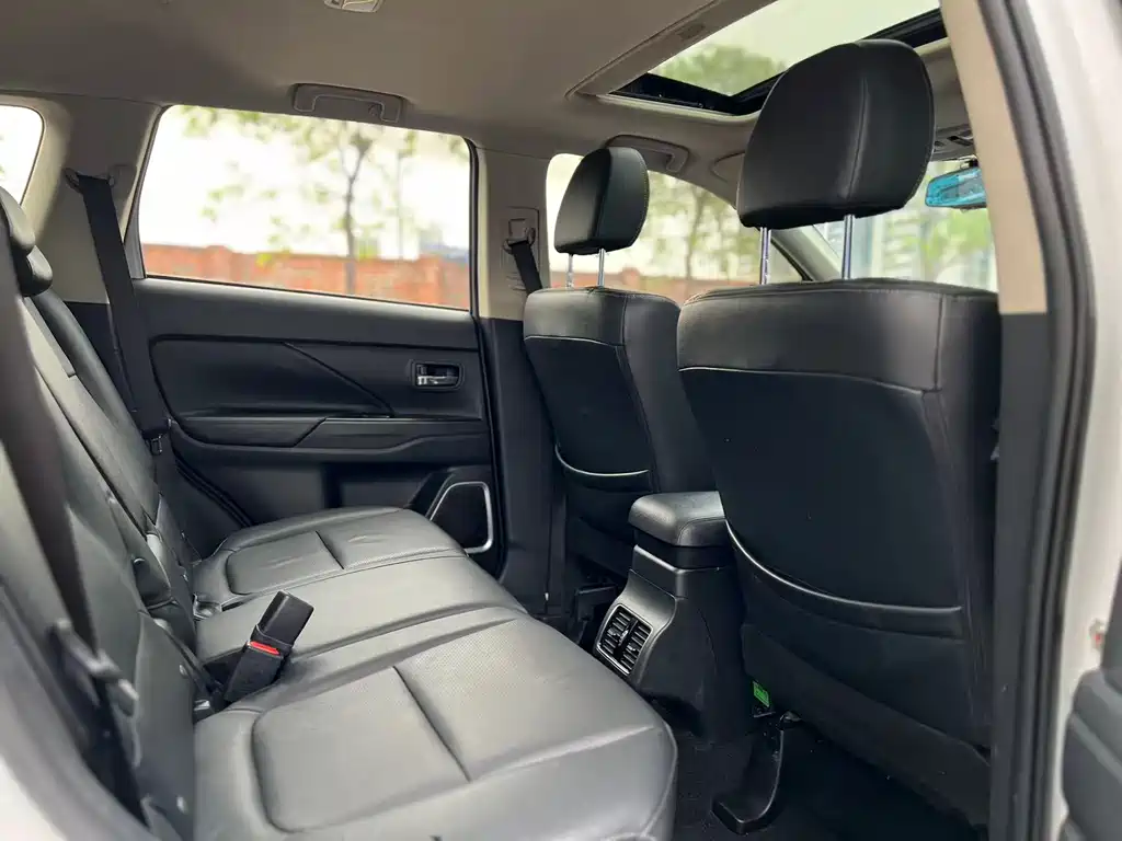 MITSUBISHI OUTLANDER