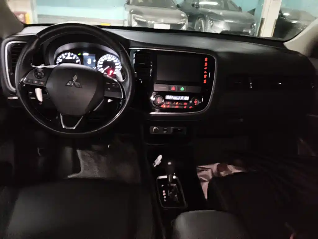 Mitsubishi Outlander — миниатюра 14