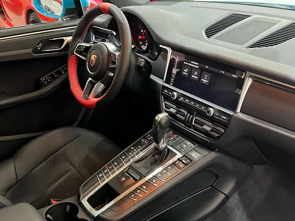 PORSCHE MACAN