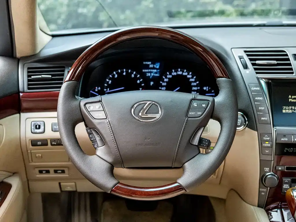 Lexus LS — миниатюра 8