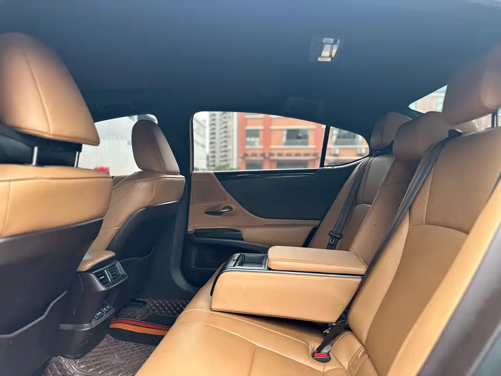 Lexus ES 2018 300h V
