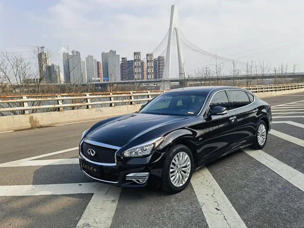 INFINITI Q70