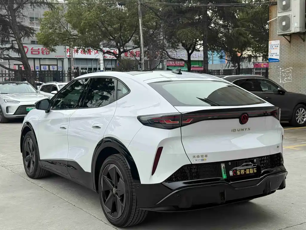 VOLKSWAGEN WITH THE CROWD 06